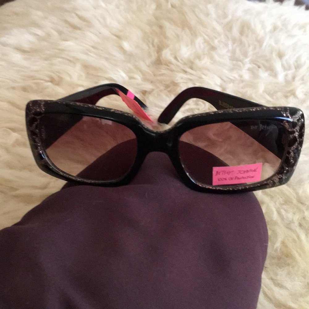 🌹Betsy Johnson Leopard Print Wrap Sunglasses 100%UV🌹
